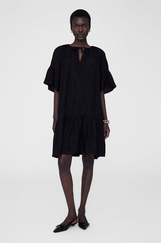 Anine Bing Lolita Dress – en elegant sort minikjole i plisseret strik med justerbar bindedetalje.