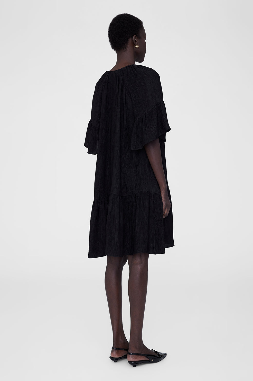Anine Bing Lolita Dress – en elegant sort minikjole i plisseret strik med justerbar bindedetalje.