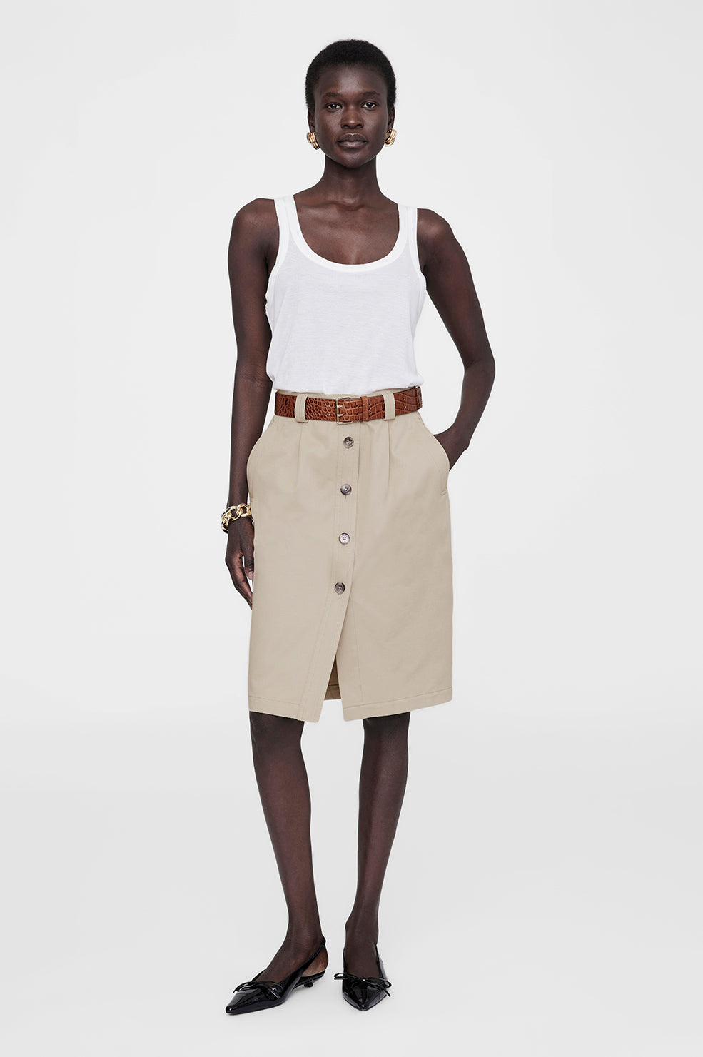 Anine Bing Mila Belt – bredt bælte i 100% kalvelæder med croco-embossed tekstur. Utility-inspireret design med guldfarvet dobbeltrins-spænde.