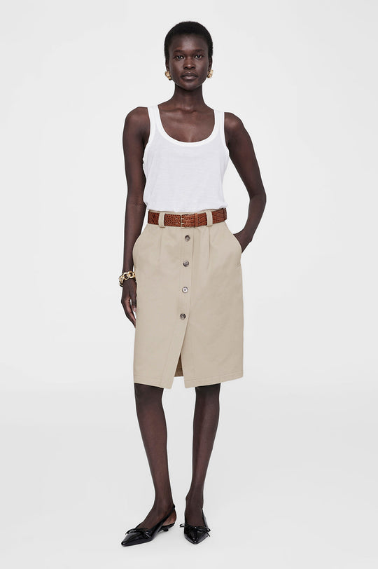 Anine Bing Mila Belt – bredt bælte i 100% kalvelæder med croco-embossed tekstur. Utility-inspireret design med guldfarvet dobbeltrins-spænde.