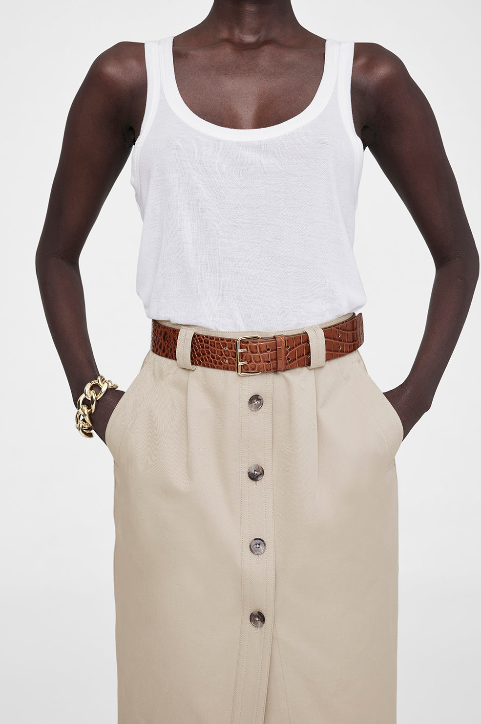 Anine Bing Mila Belt – bredt bælte i 100% kalvelæder med croco-embossed tekstur. Utility-inspireret design med guldfarvet dobbeltrins-spænde.