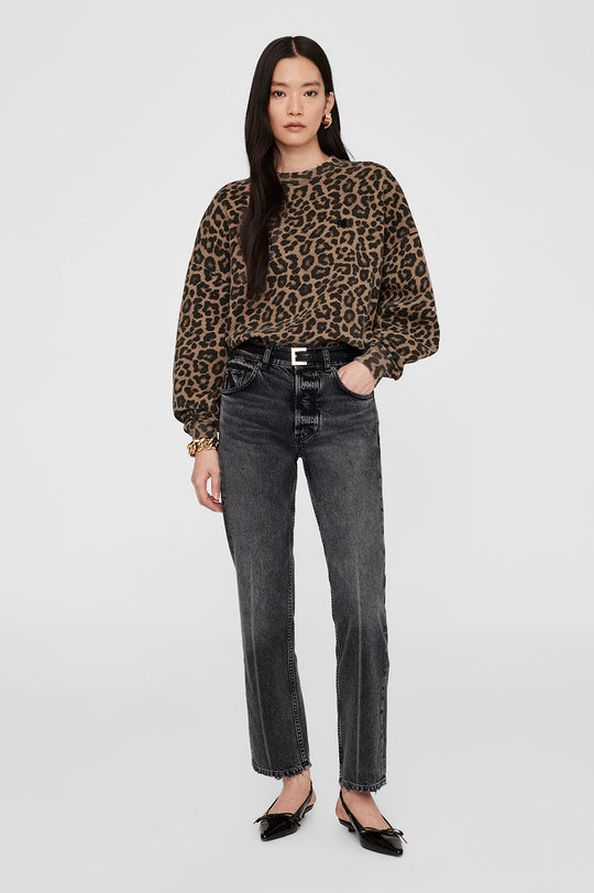 Anine Bing Miles Sweatshirt – oversized sweatshirt i 100% bomuldsfleece med leopardprint i sort og brun. Crewneck og børstet inderside.