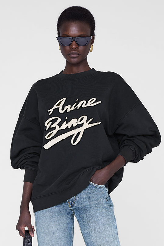 Anine Bing Miles sweatshirt i sort, oversized pasform, lavet af økologisk bomuldsfleece med et "AB" chenille-logo på brystet.