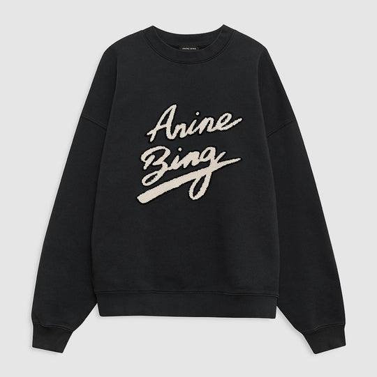 Anine Bing Miles sweatshirt i sort, oversized pasform, lavet af økologisk bomuldsfleece med et "AB" chenille-logo på brystet.