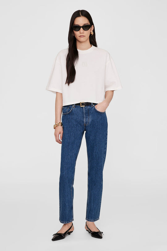Anine Bing Myers Cropped Tee – cropped oversized T-shirt i 100% bomuld med broderet monogram. Minimalistisk design i ivory, perfekt til casual chic looks.