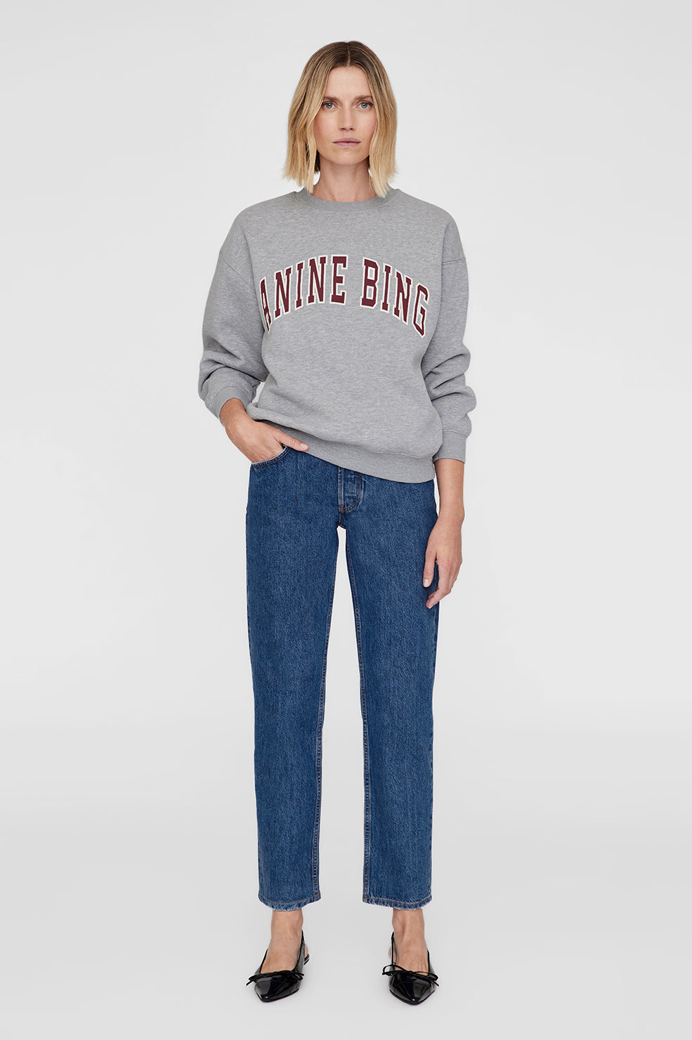 Anine Bing Spencer Sweatshirt – cropped sweatshirt i blød bomuldsfleece med rød grafisk print.