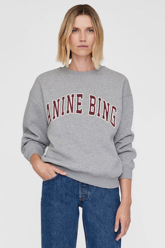 Anine Bing Spencer Sweatshirt – cropped sweatshirt i blød bomuldsfleece med rød grafisk print.
