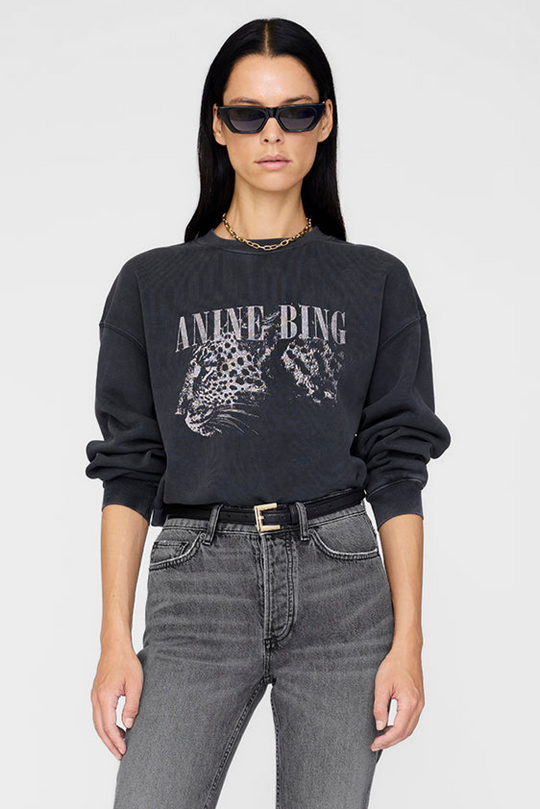 Anine Bing Spencer Sweatshirt Leopard – Washed Black sweatshirt med leopardprint og boxy cropped fit i 100% bomuld.