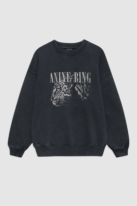 Anine Bing Spencer Sweatshirt Leopard – Washed Black sweatshirt med leopardprint og boxy cropped fit i 100% bomuld.