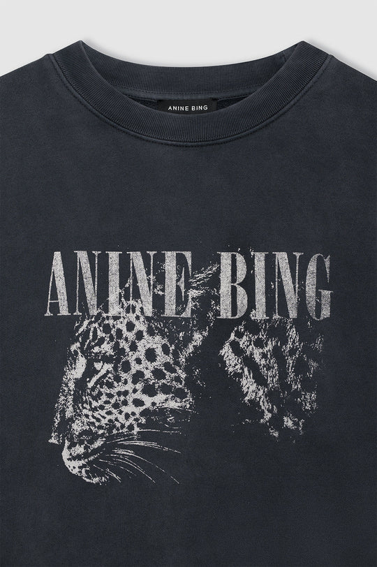 Anine Bing Spencer Sweatshirt Leopard – Washed Black sweatshirt med leopardprint og boxy cropped fit i 100% bomuld.