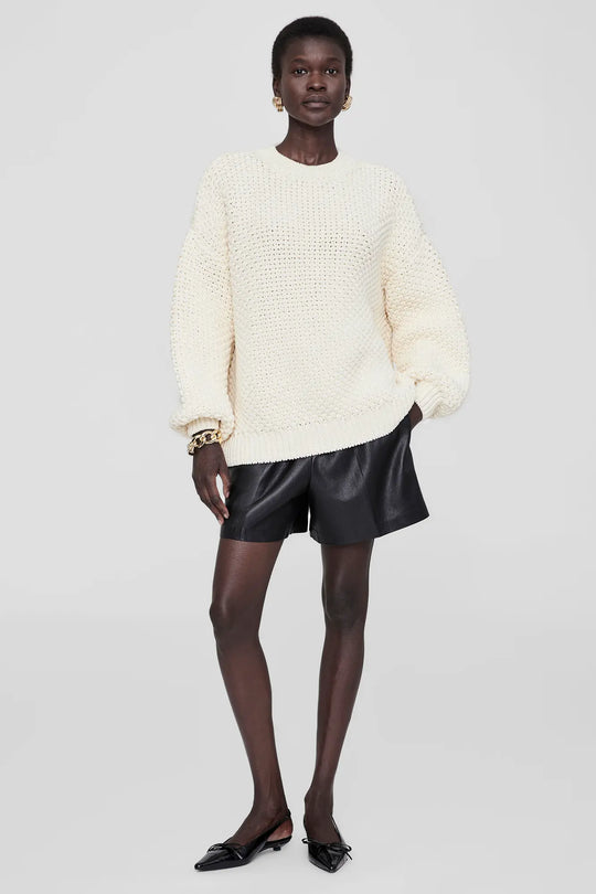Anine Bing Sydney Crew Sweater – løstsiddende strik i ivory med grov hulmønstret perlestrik. Eksklusivt design i bomuldsblanding.