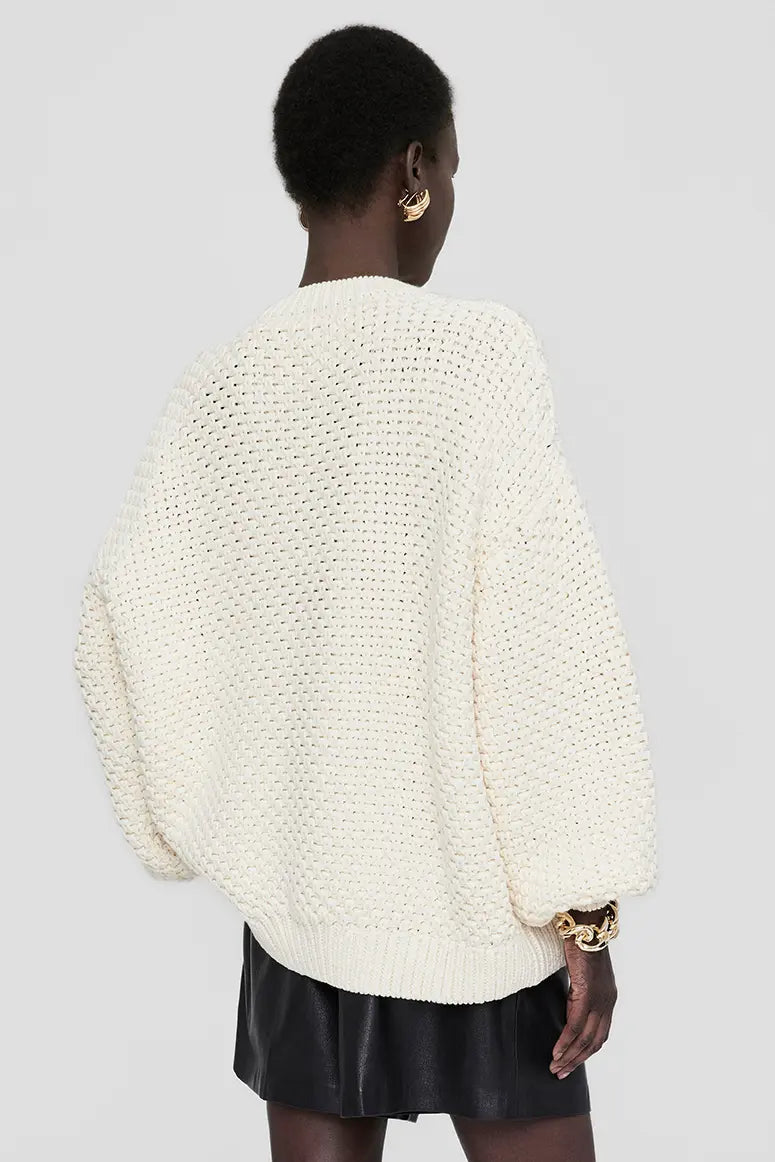 Anine Bing Sydney Crew Sweater – løstsiddende strik i ivory med grov hulmønstret perlestrik. Eksklusivt design i bomuldsblanding.