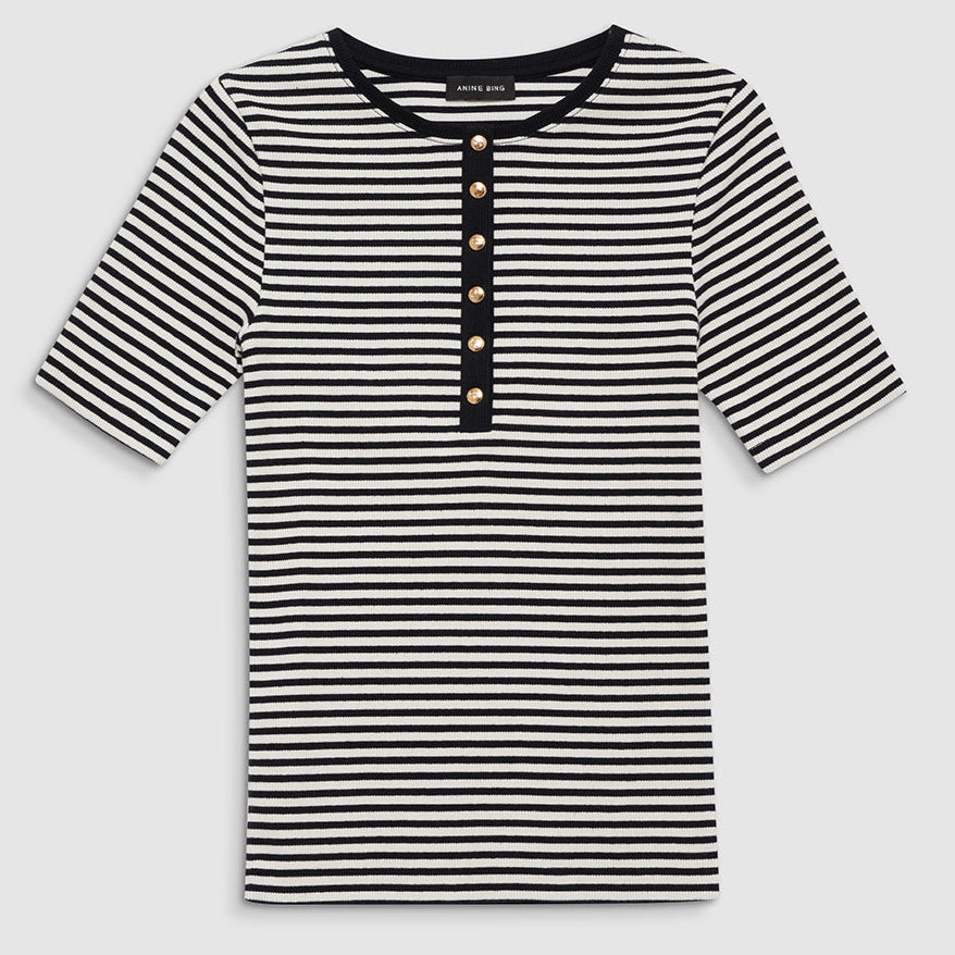 Anine Bing Alessia Tee – ribbet T-shirt i bomuldsblanding med høj crewneck og guld-monogram knapper.