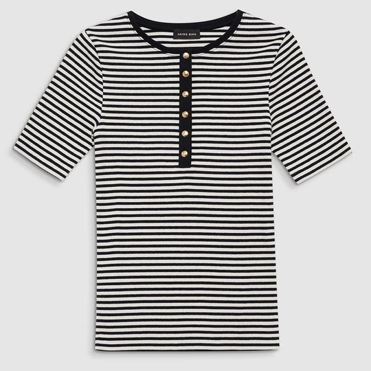 Anine Bing Alessia Tee – ribbet T-shirt i bomuldsblanding med høj crewneck og guld-monogram knapper.