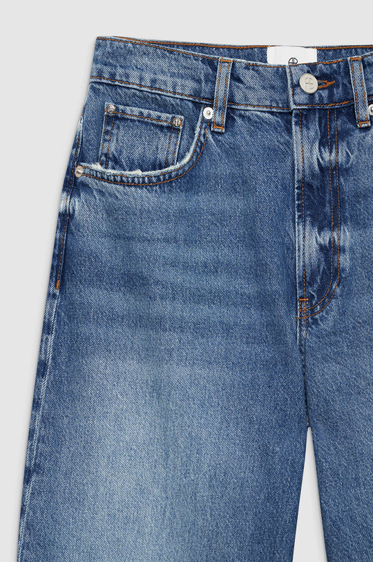 Anine Bing Brie Jean – højtaljede wide-leg jeans i 100% bomuldsdenim med twisted søm-detaljer og afslappet pasform.