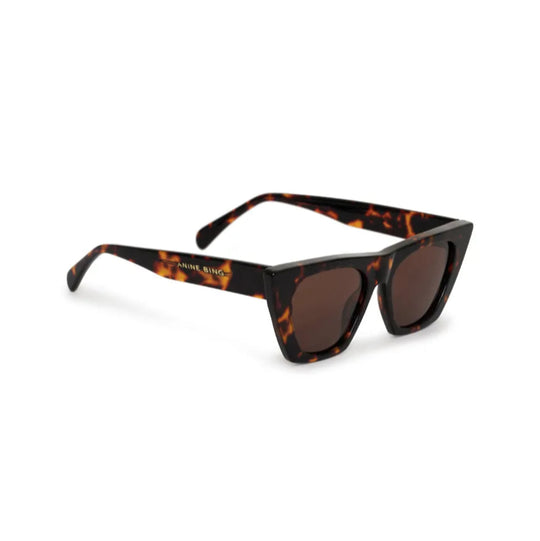 Anine Bing Paris Sunglasses i dark tortoise. Skarpt design, brune UV400 glas og gulddetaljer for et elegant look