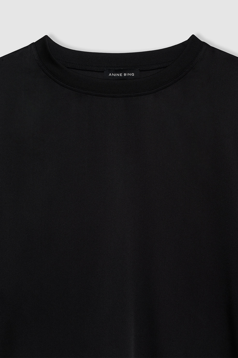 Anine Bing Imogen Top – luksuriøs silkebluse i 100% charmeuse med semi-skinnende finish, oversized pasform og elegante detaljer.