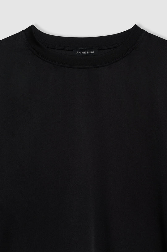 Anine Bing Imogen Top – luksuriøs silkebluse i 100% charmeuse med semi-skinnende finish, oversized pasform og elegante detaljer.