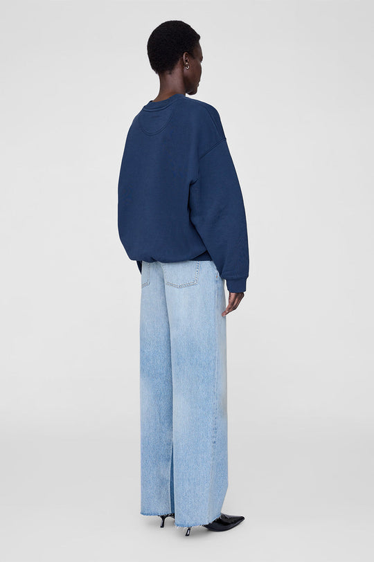 Anine Bing Jaci Paris sweatshirt i washed navy med oversized pasform, vintage-inspireret filtpatch og 100 % bomuldsfleece. Eksklusivt og komfortabelt design.