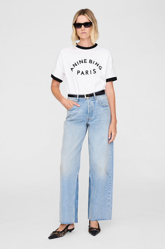 Anine Bing Jaylin Tee Paris i ivory med sorte kontrastdetaljer, boxy fit og filtpatch. Lavet i kraftig 100 % bomuldsjersey – tidløs og cool.