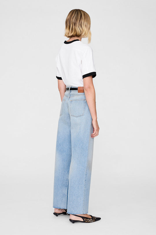 Anine Bing Jaylin Tee Paris i ivory med sorte kontrastdetaljer, boxy fit og filtpatch. Lavet i kraftig 100 % bomuldsjersey – tidløs og cool.