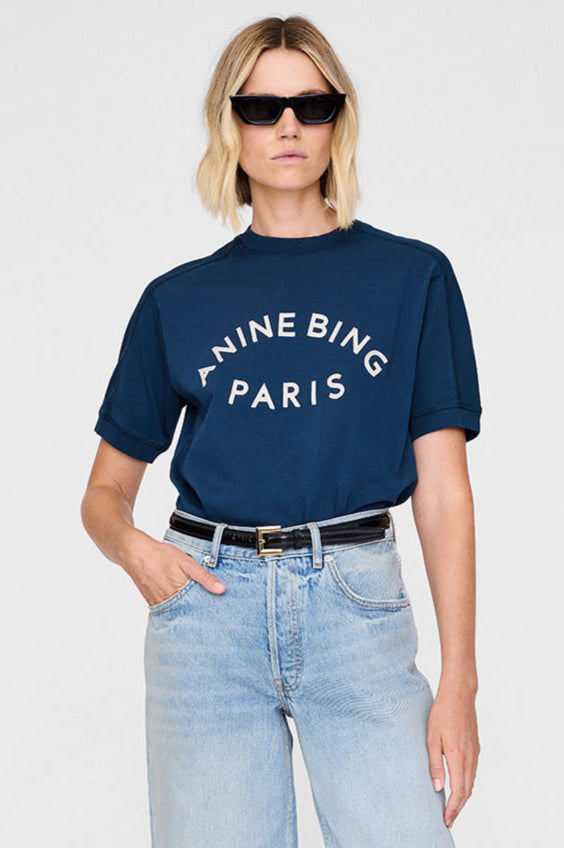 Anine Bing Jaylin Tee Paris i washed navy med boxy fit, raglanærmer og filtpatch. Lavet i kraftig 100 % bomuldsjersey – stilfuld og komfortabel.