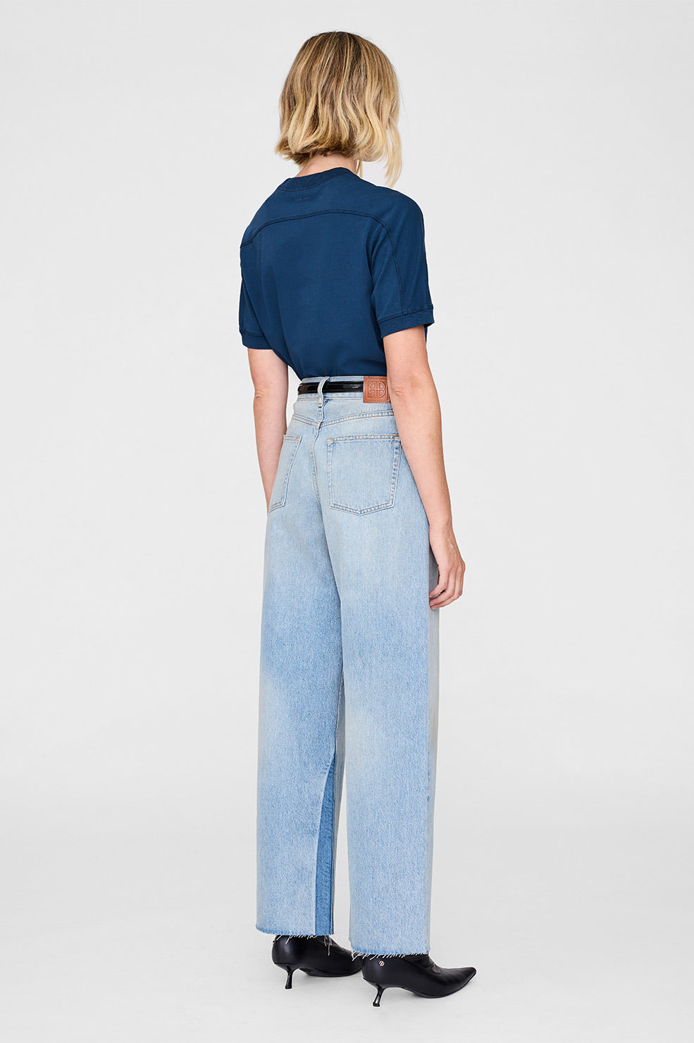 Anine Bing Jaylin Tee Paris i washed navy med boxy fit, raglanærmer og filtpatch. Lavet i kraftig 100 % bomuldsjersey – stilfuld og komfortabel.