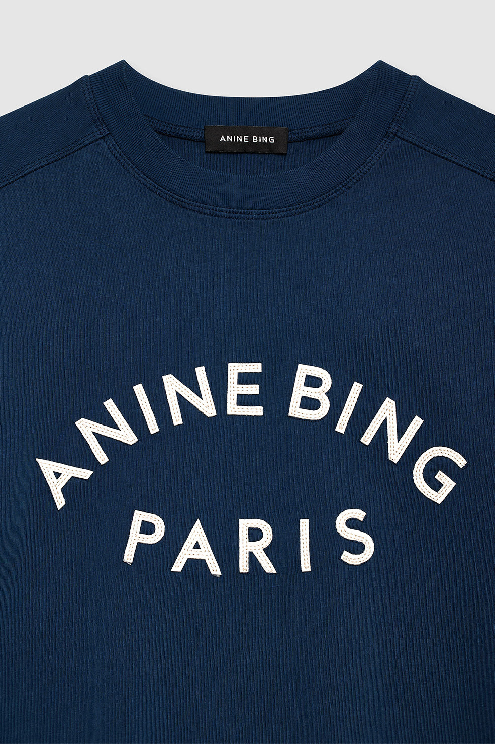 Anine Bing Jaylin Tee Paris i washed navy med boxy fit, raglanærmer og filtpatch. Lavet i kraftig 100 % bomuldsjersey – stilfuld og komfortabel.Anine Bing Jaylin Tee Paris i washed navy med boxy fit, raglanærmer og filtpatch. Lavet i kraftig 100 % bomuldsjersey – stilfuld og komfortabel.