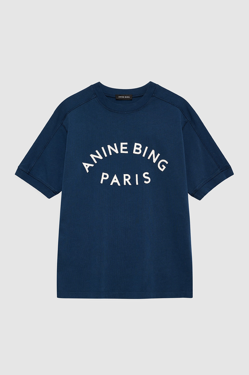 Anine Bing Jaylin Tee Paris i washed navy med boxy fit, raglanærmer og filtpatch. Lavet i kraftig 100 % bomuldsjersey – stilfuld og komfortabel.
