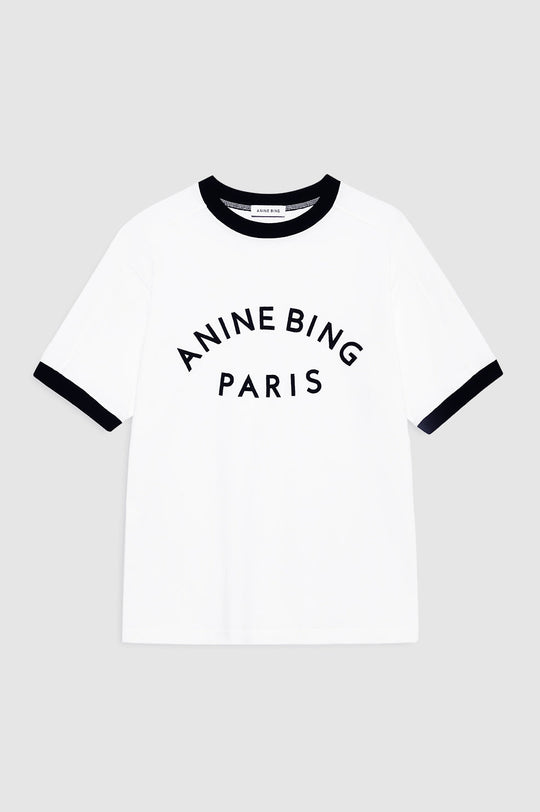 Anine Bing Jaylin Tee Paris i ivory med sorte kontrastdetaljer, boxy fit og filtpatch. Lavet i kraftig 100 % bomuldsjersey – tidløs og cool.