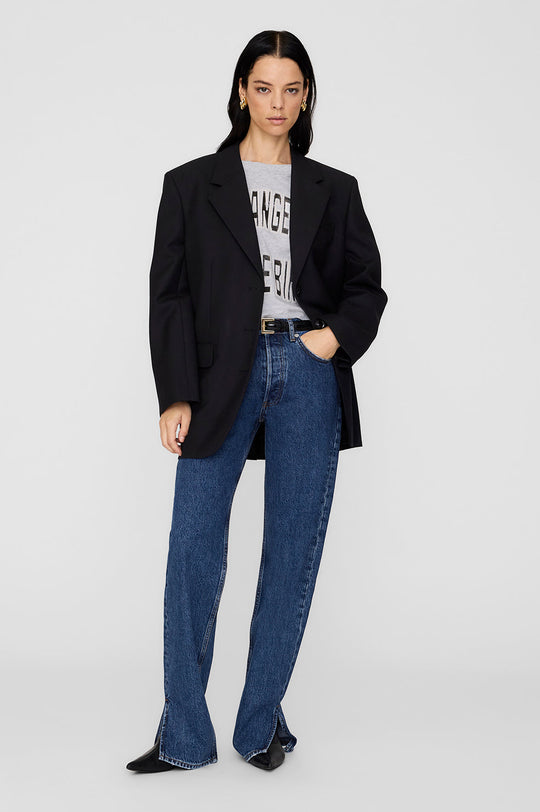 Johnny Cropped Tee fra Anine Bing – grå T-shirt med vintage LA-print og rå detaljer. Cropped pasform og 100% bomuld.