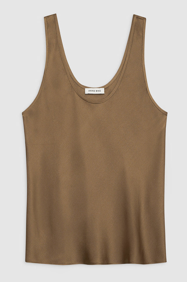 Anine Bing Lea Top – luksuriøs silketop med subtile draperinger og ren finish ved halsen.