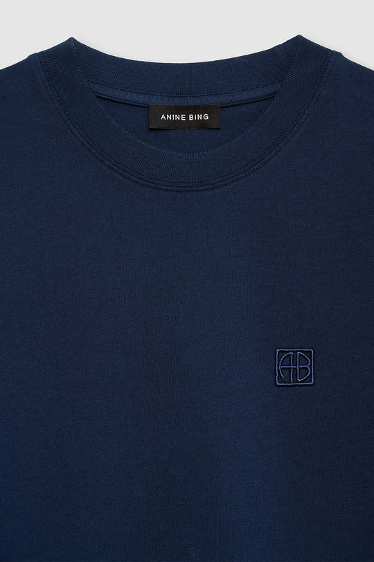 Anine Bing Lili Tee Monogram – oversize T-shirt i washed navy med broderet logo. Let bomuld og vintage vibe.