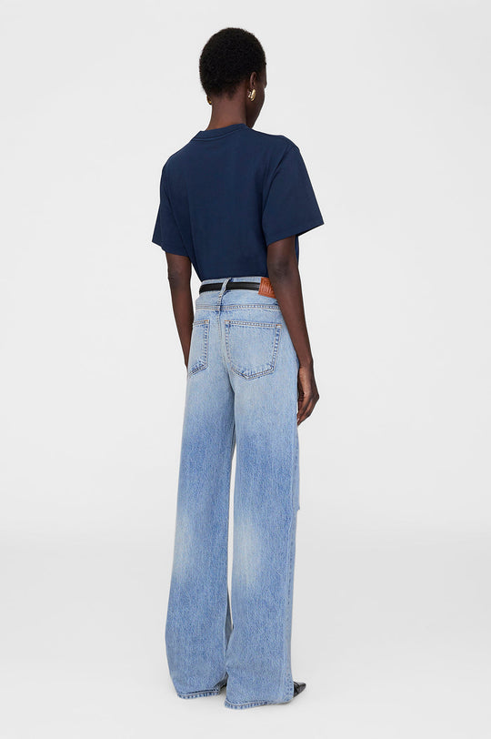 Anine Bing Lili Tee Monogram – oversize T-shirt i washed navy med broderet logo. Let bomuld og vintage vibe.