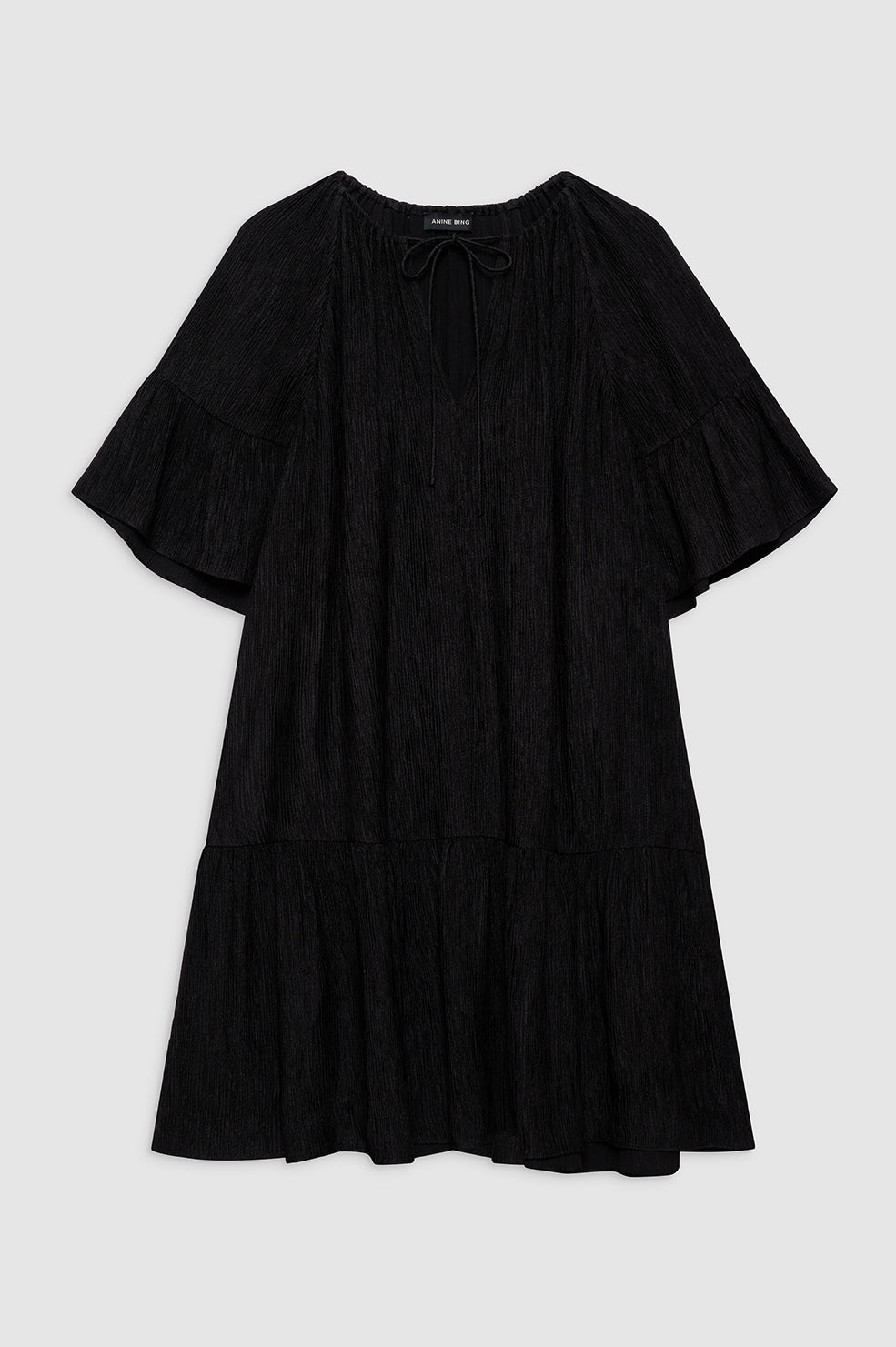 Anine Bing Lolita Dress – en elegant sort minikjole i plisseret strik med justerbar bindedetalje.