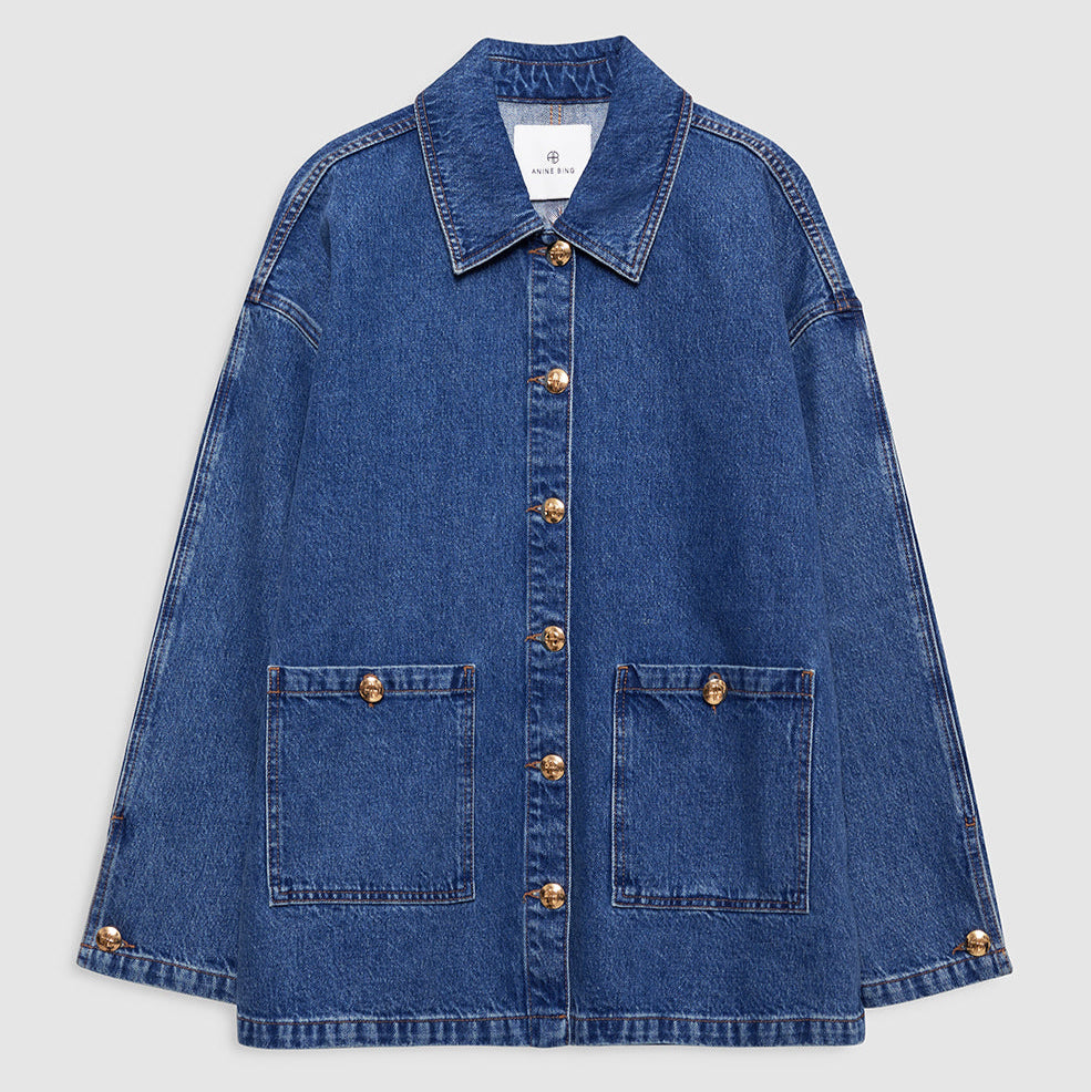 Anine Bing Luca Jacket – oversized denimjakke i blå vask og 100% regenerativ bomuld. Med utility-detaljer og gyldne knapper.