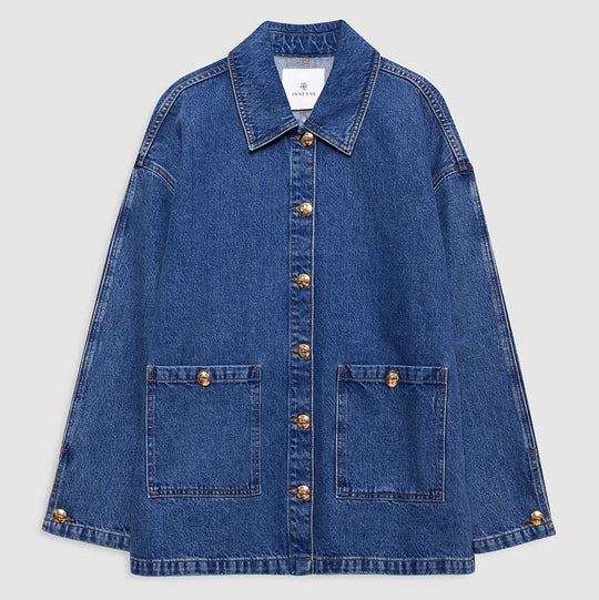 Anine Bing Luca Jacket – oversized denimjakke i blå vask og 100% regenerativ bomuld. Med utility-detaljer og gyldne knapper.