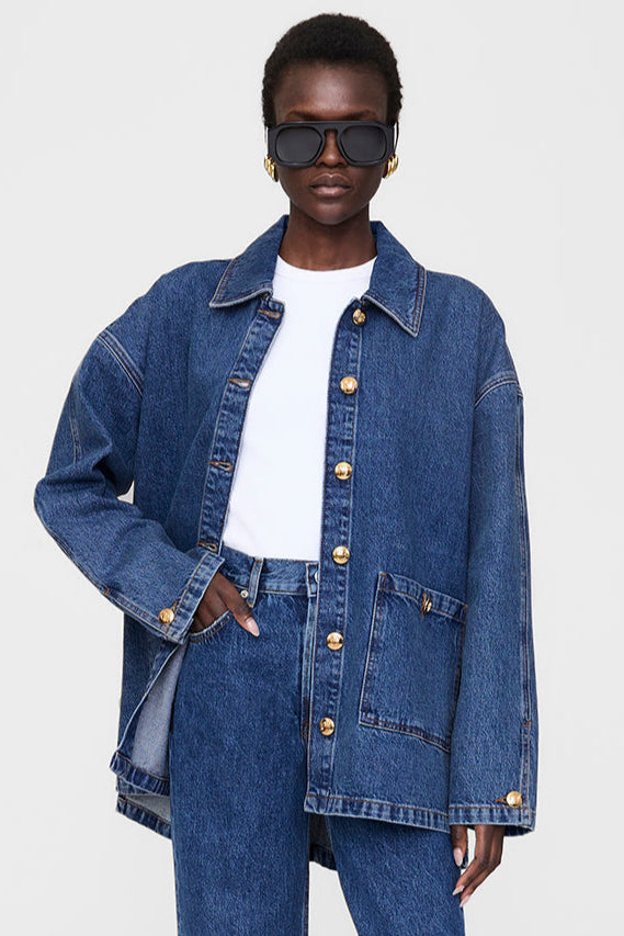 Anine Bing Luca Jacket – oversized denimjakke i blå vask og 100% regenerativ bomuld. Med utility-detaljer og gyldne knapper.