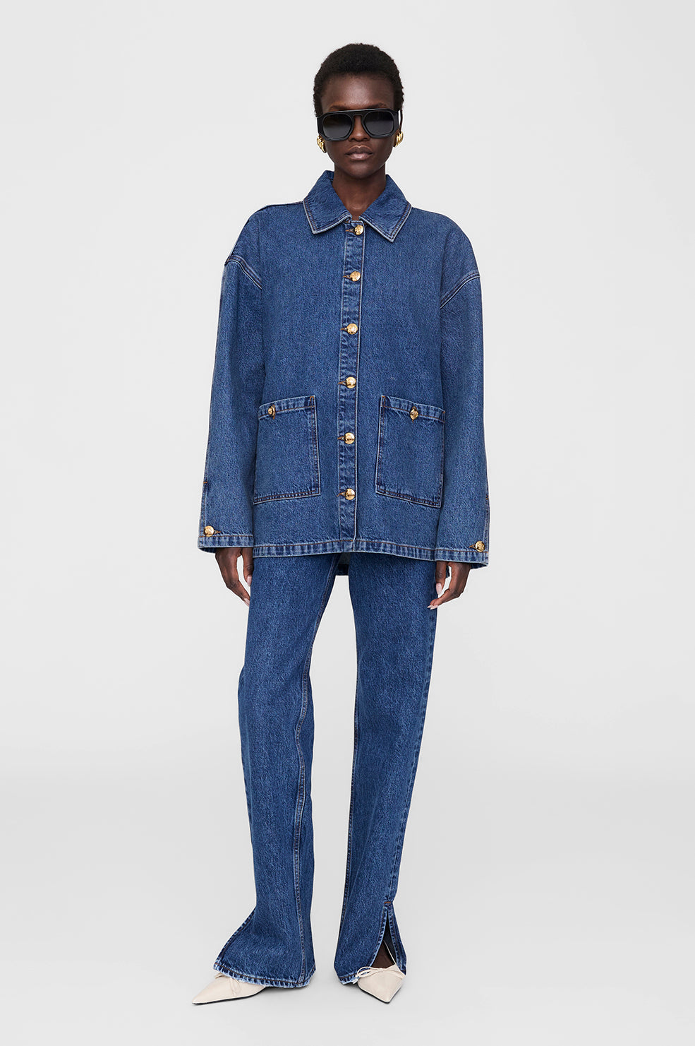 Anine Bing Luca Jacket – oversized denimjakke i blå vask og 100% regenerativ bomuld. Med utility-detaljer og gyldne knapper.