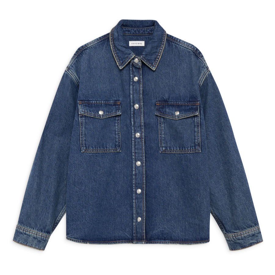 Anine Bing Paxton Denim Shirt i Sea Blue – afslappet fit, knaplukning og bæredygtigt design.