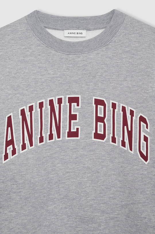 Anine Bing Spencer Sweatshirt – cropped sweatshirt i blød bomuldsfleece med rød grafisk print.