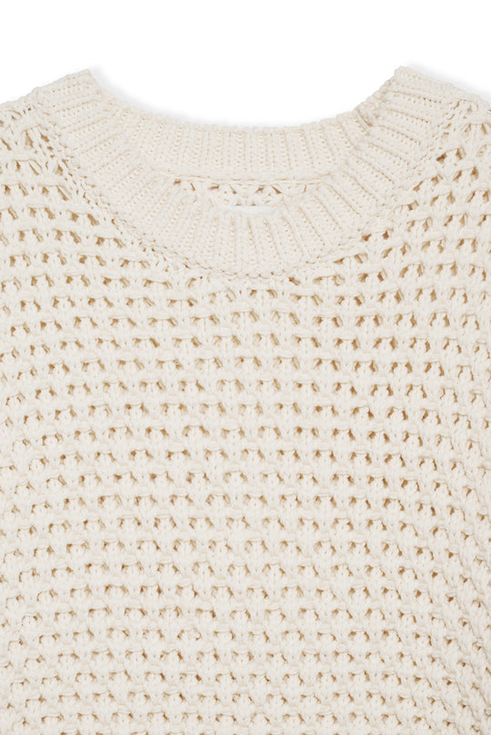 Anine Bing Sydney Crew Sweater – løstsiddende strik i ivory med grov hulmønstret perlestrik. Eksklusivt design i bomuldsblanding.