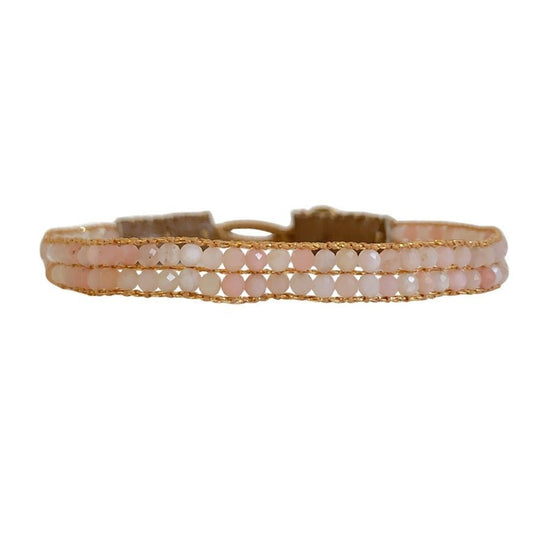 IBU Jewels Cap Lise armbånd i pink opal med blødt læder og justerbar lukning. Et feminint og elegant smykke – perfekt til både hverdag og fest.
