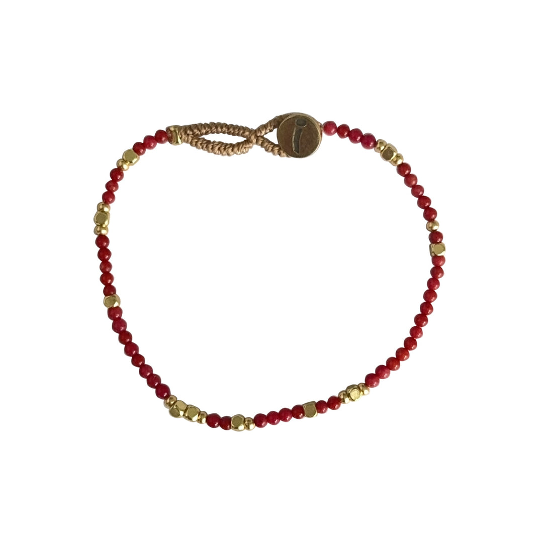 Lulu Liv Armbånd med Red Jade og 14K Guldbelagte Perler fra IBU Jewels