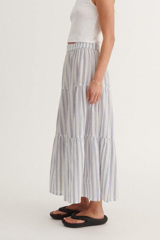 Basic Apparel Ada Skirt i 100 % økologisk bomuld med striber, elastik i taljen, A-snit og læg-længde. Bæredygtig og elegant nederdel.