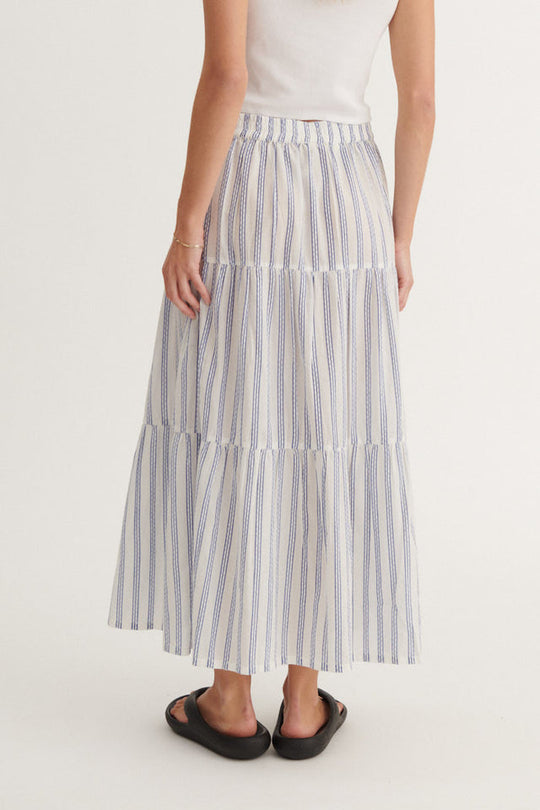 Basic Apparel Ada Skirt i 100 % økologisk bomuld med striber, elastik i taljen, A-snit og læg-længde. Bæredygtig og elegant nederdel.