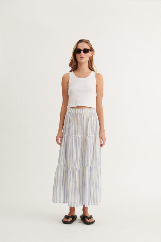 Basic Apparel Ada Skirt i 100 % økologisk bomuld med striber, elastik i taljen, A-snit og læg-længde. Bæredygtig og elegant nederdel.