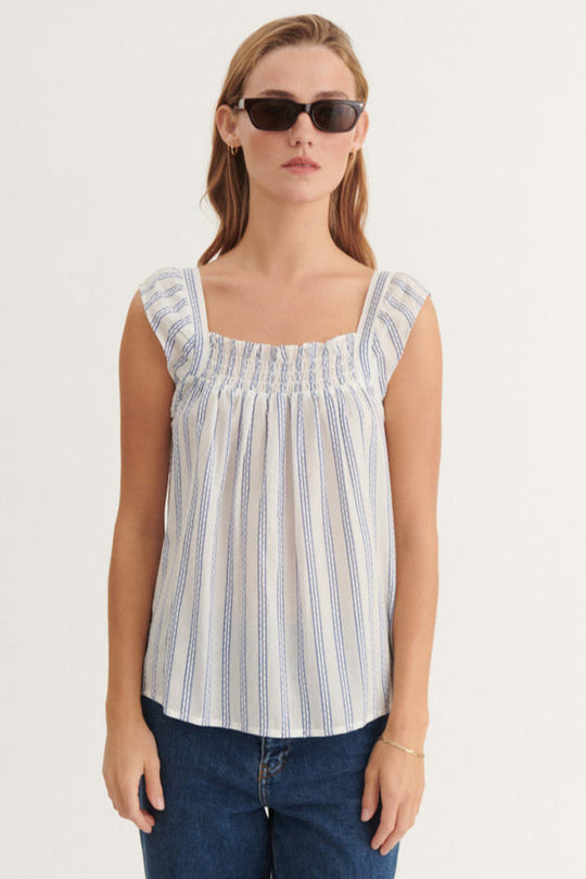 Basic Apparel Ada Top i 100 % økologisk bomuld med striber, smock i halsudskæring, rynkede stropper og regular fit. Bæredygtig og alsidig top.