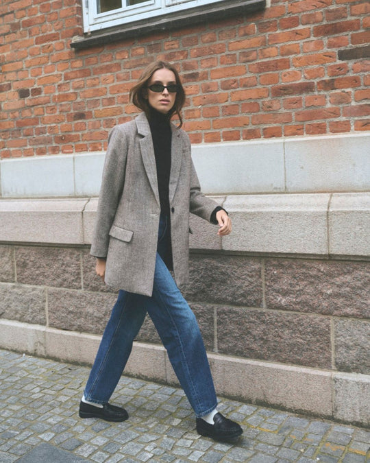 La Rouge Agnete Blazer – brun blazer med klassisk snit og foret inderside.