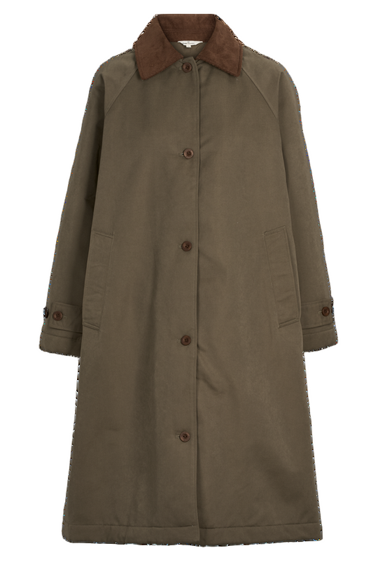 Basic Apparel Ajlin Coat i farven tarmac, fremstillet af genanvendt polyester med oversized pasform og fløjlskrave.